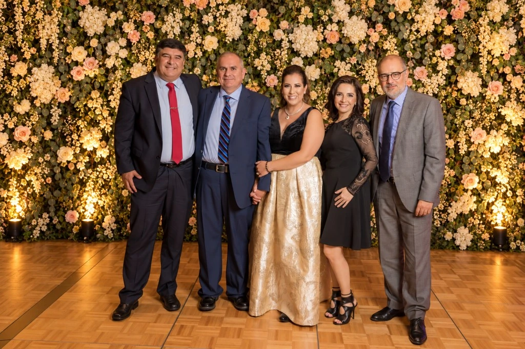 Stejní hosté s květinovým fotokoutek pozadím
